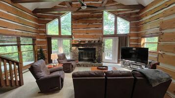 Televisión, chimenea, reproductor de DVD y futbolito