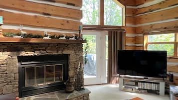 Télévision, cheminée, lecteur de DVD, baby-foot