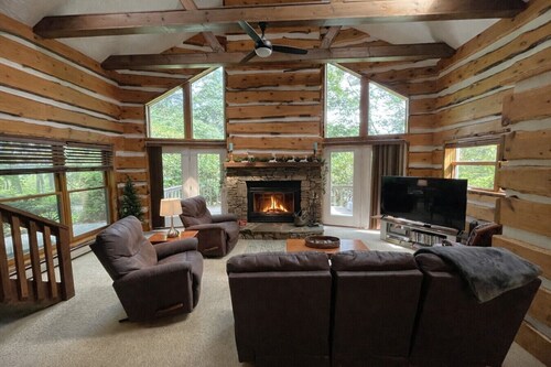 🔥 Fireside Manor | Spacious Home w/ Firepit, Games & Mountain Charm 🌲