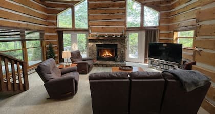 🔥 Fireside Manor | Spacious Home w/ Firepit, Games & Mountain Charm 🌲