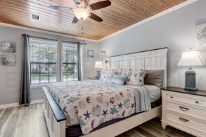 3 bedrooms, iron/ironing board, WiFi, bed sheets - Dog Friendly - Fully Fenced - Boat or Jet Ski Pad for up to 24 Feet - Fruit Trees - 1 Week Required (Fernandina Beach)