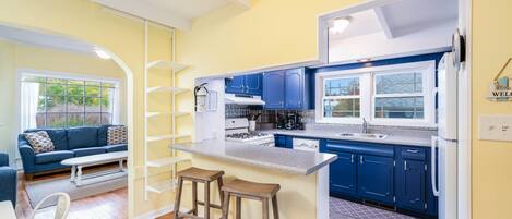 冷蔵庫、電子レンジ、オーブン、コンロ