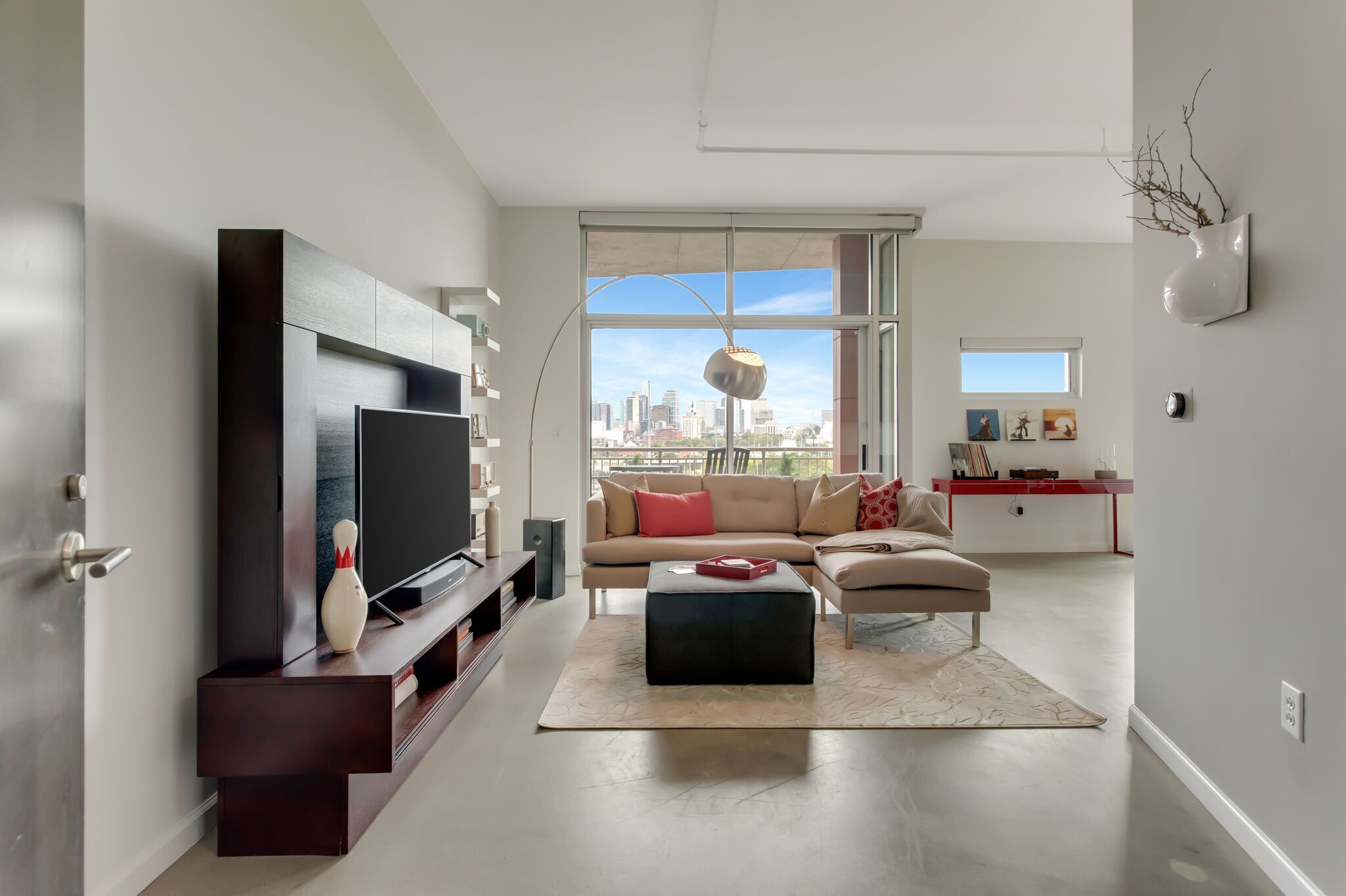 City Skyline views from this light filled 1bd 1.5 bath condo!