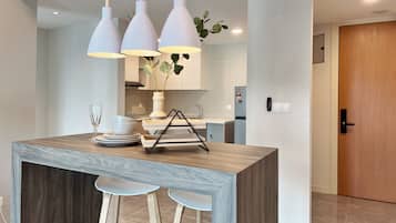 Suite – design, 1 kingsize-seng | Spiseområde på rommet