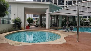 2 kolam renang terbuka