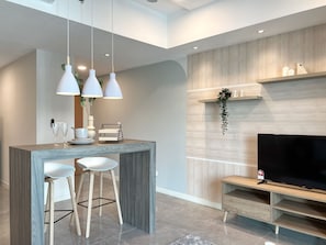 Suite Design, 1 très grand lit | Restauration dans la chambre