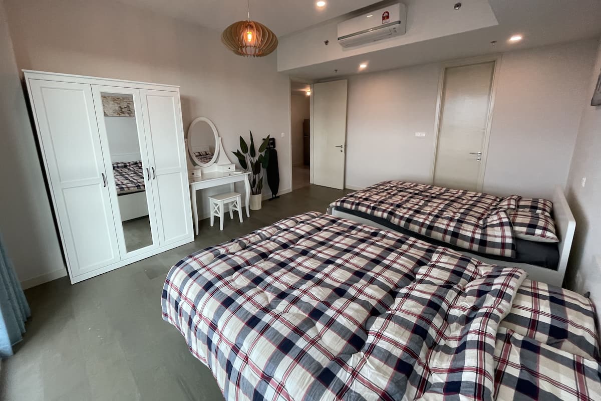 Design suite, 2 queensize bedden | 1 slaapkamer, verduisterende gordijnen, een strijkplank/strijkijzer