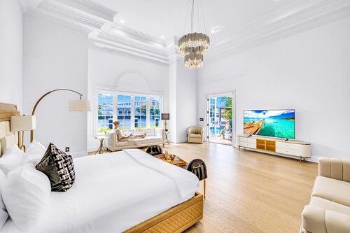 Waterfront Luxury Villa | Heated Pool with Afternoon Sun | Coral Key