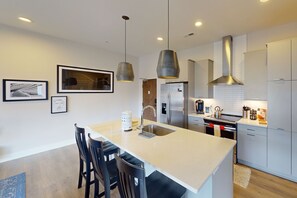 Réfrigérateur, micro-ondes, four, plaque de cuisson