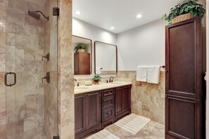 Shower, hair dryer, towels, soap - FIFA Perfect | Riviera Oasis: Waterfront, Pool, 5min To Beach (Fort Lauderdale)