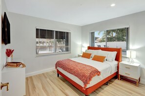 4 habitaciones, escritorio y tabla de planchar con plancha 