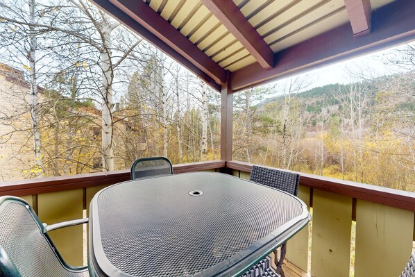 Outdoor dining - Riverrfont corner condo with patio, fireplace, electric grill, & washer/dryer (Wilson)