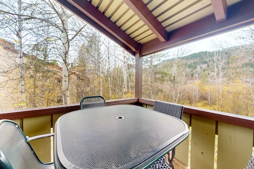 Riverrfont corner condo with patio, fireplace, electric grill, & washer/dryer