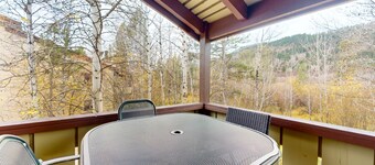 Riverrfont corner condo with patio, fireplace, electric grill, & washer/dryer