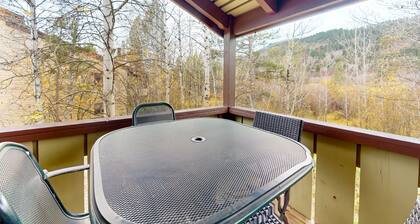 Riverrfont corner condo with patio, fireplace, electric grill, & washer/dryer