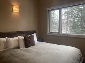 2 bedrooms, iron/ironing board, Internet, bed sheets - Riverrfont corner condo with patio, fireplace, electric grill, & washer/dryer (Wilson)