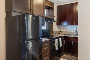 Kjøleskap, mikrobølgeovn, ovn og kokeplater