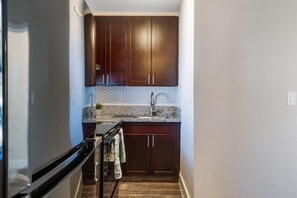 Frigorífico, microondas, horno y placa de cocina