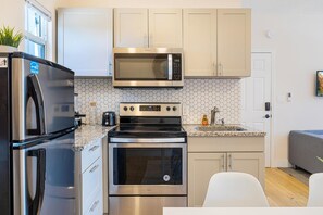 Frigorifero, microonde, forno, piano cottura