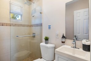 Ducha, secador de pelo y toallas