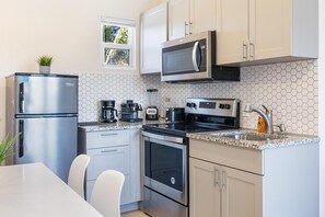 Frigorífico, microondas, horno y placa de cocina