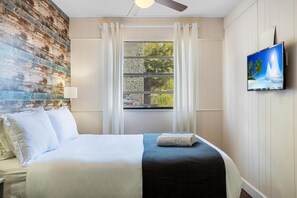 1 chambre, bureau, fer et planche à repasser, lit de bébé portatif