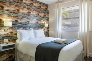 1 chambre, bureau, fer et planche à repasser, lit de bébé portatif