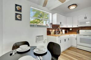 Fridge, microwave, oven, stovetop - Seascape: Mins to Las Olas & Beach (Fort Lauderdale)