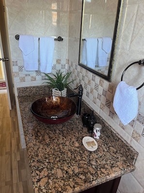 Douche, serviettes fournies, savon, papier de toilette
