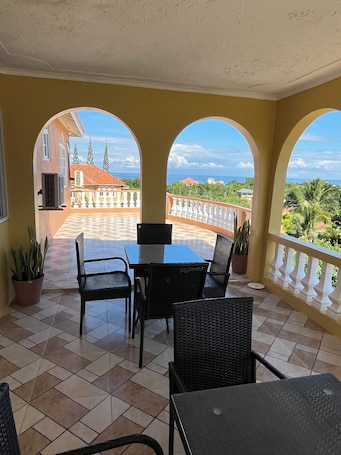 Outdoor dining. one bedroom cozy and quiet neighborhood 10min from ocho rios town