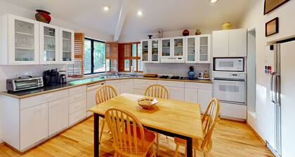 Redwood retreat with large deck, grill, AC, & art collection - dog-friendly