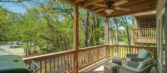 Cabin on the river within walking distance of downtown Helen!