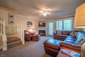 TV connectée, baby-foot, livres