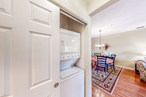 Dining - Bright and spacious condo with resort amenities, water views, balcony, & AC (North Myrtle Beach)