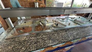 Café da manhã com buffet grátis todos os dias