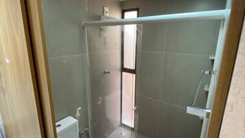Suite | Bathroom | Shower, free toiletries, hair dryer, towels