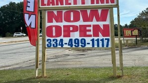Señal anunciando la nueva administración y la apertura del Lanett Inn.