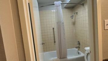 Standard dubbelrum | Badrum | Badkar/dusch, regndusch, handdukar och tvål