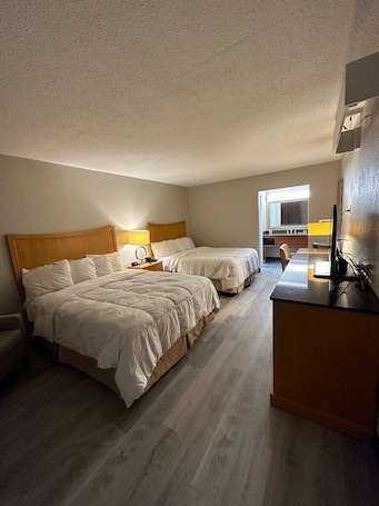 Escritorio y espacio para trabajar con laptop . Lanett Inn