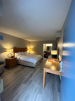 Standaard eenpersoonskamer | Een bureau, een laptopwerkplek, een strijkplank/strijkijzer, gratis wifi