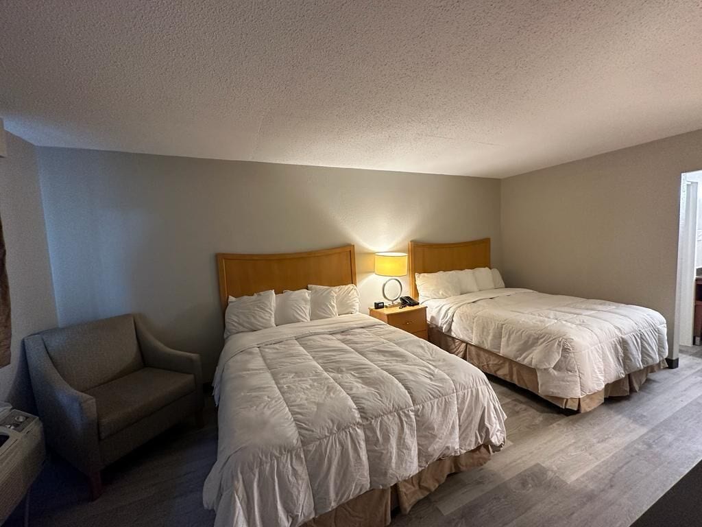 Standaard tweepersoonskamer | Een bureau, een laptopwerkplek, een strijkplank/strijkijzer, gratis wifi