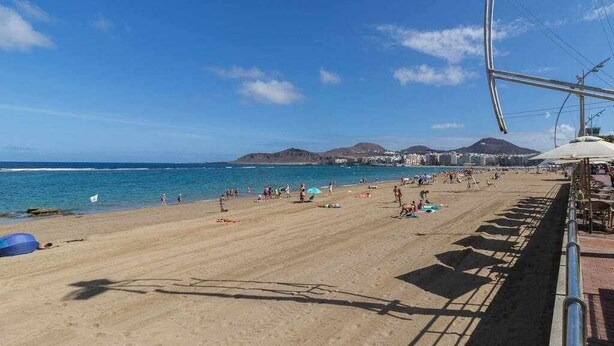A beach with a clear sky, a sandy shore, and a distant mountain range. - Oli Coral Canteras (Palmas De Gran Canaria, Las)
