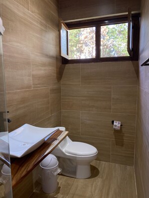 Baignoire Ă jets, serviettes fournies, savon, papier toilette
