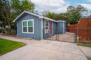 Apartment | 1 bedroom - Downtown Accessible New 1BR 1BA Cozy Studio (San Antonio)