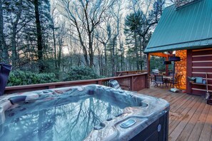 Outdoor spa tub - Blueberry Hills- 3bedroom with hot tub, pet friendly, outdoor fireplace (Boone)
