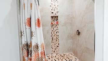 Ducha, secador de pelo, toallas, jabón