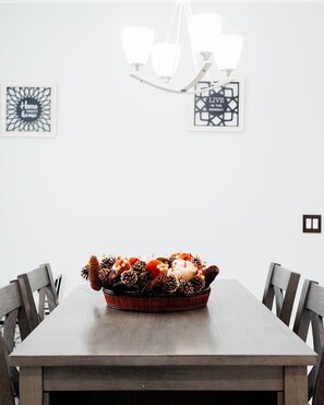 Dining - Exceptional family-friendly home for your next vacation or getaway (Naples)