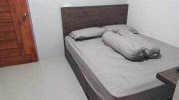 Double Room | Desk, bed sheets