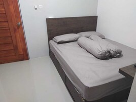 Habitación doble | Escritorio y ropa de cama