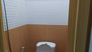 Shower, free toiletries, slippers, bidet